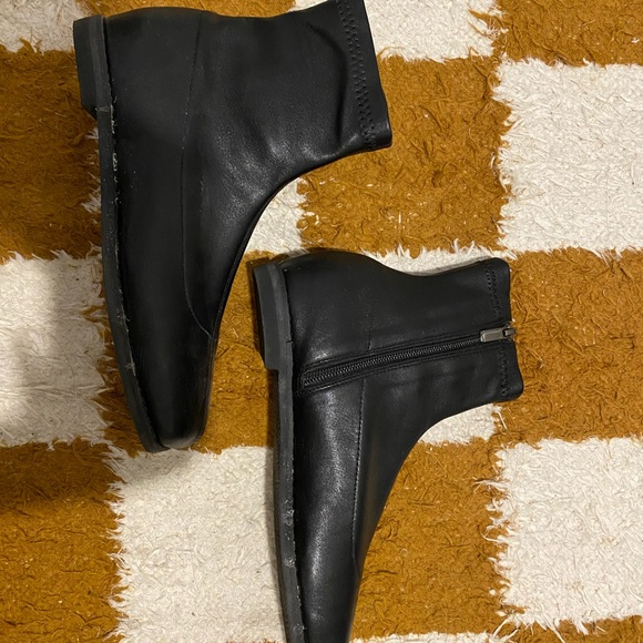 Selling Chelsea boots - Picture 3 of 3
